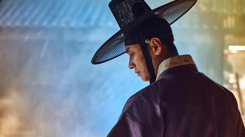 Ju Ji-hoon as Crown Prince Lee Chang striking a pose in Kingdom