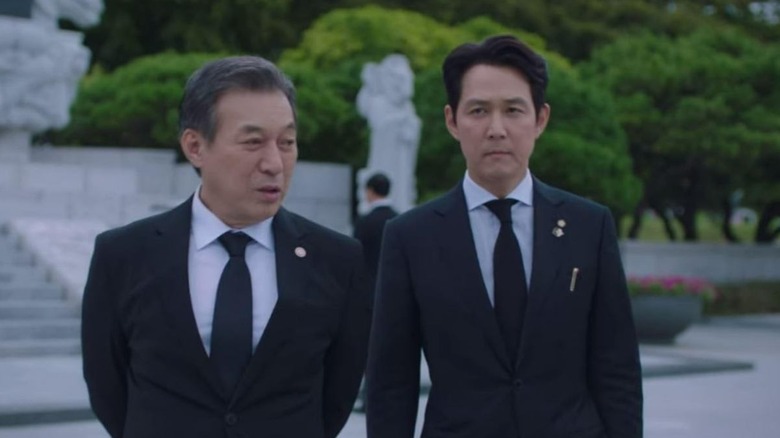 Tae-joon (Lee Jung-jae) walks outside with Hee-seop (Kim Kap-soo) in Chief of Staff