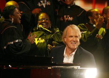 C2D0X7 John Tesh performing The Jerry Lewis MDA Telethon inside South Point Hotel and Casino Las Vegas, Nevada - 02.09.07 (Alamy)