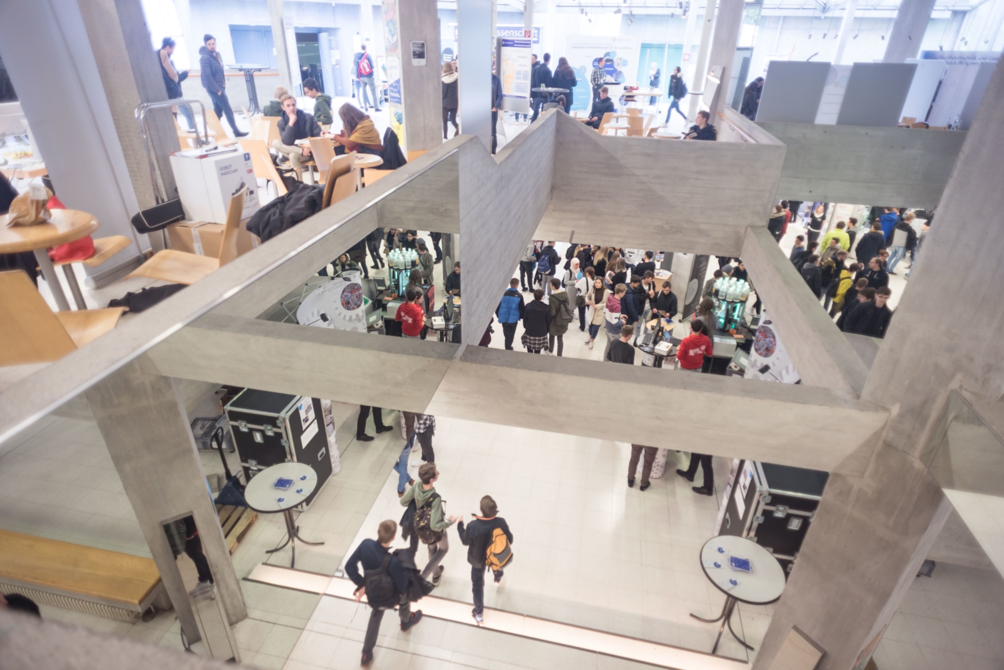 Foyer mit jungen Menschen und Informationsständen im Pfaffenwaldring 57.