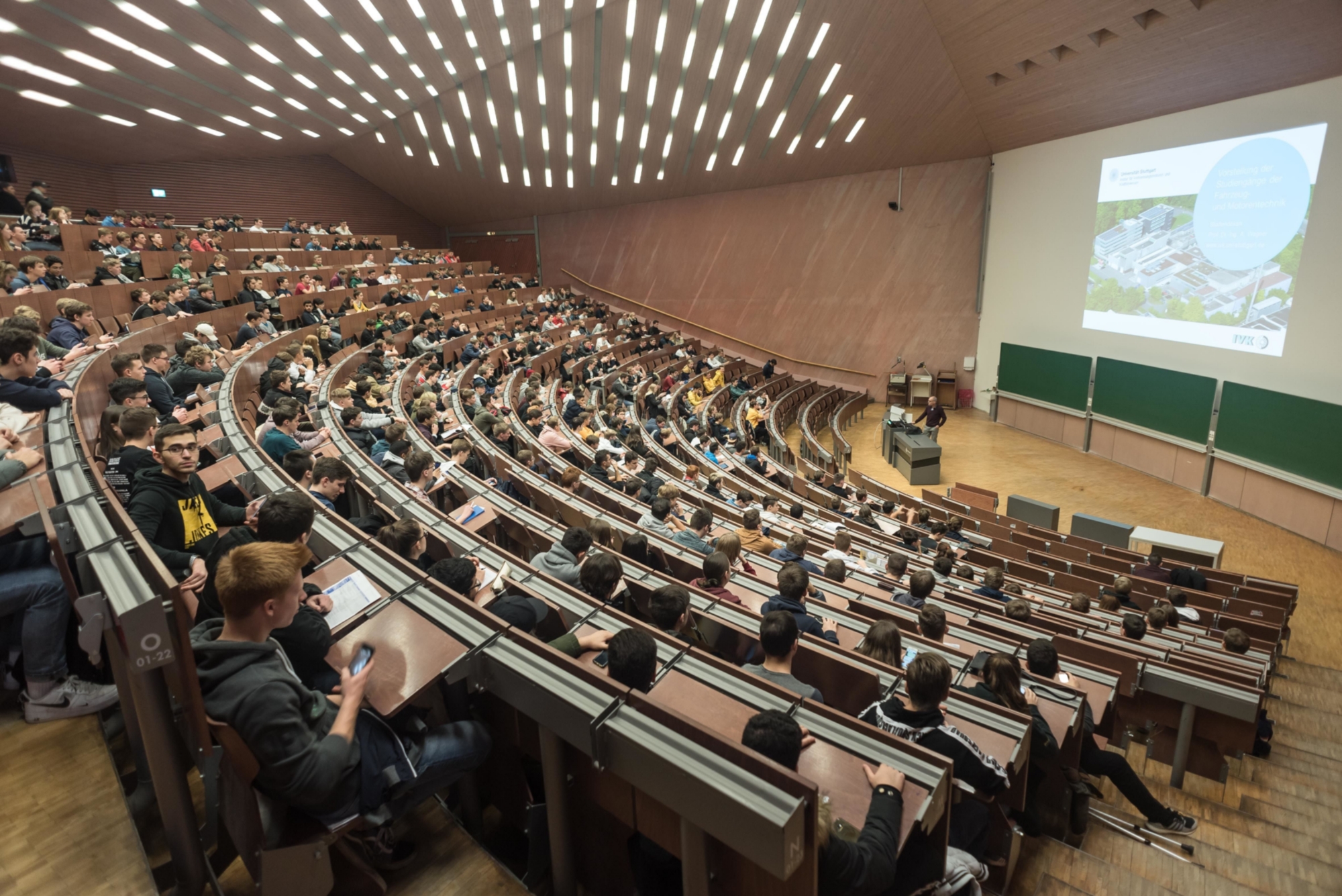 Junge Menschen im Hörsaal