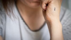 Semikolon-Tattoo: Das ist die Bedeutung