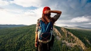 Mit Weitblick unterwegs: Mit einem Rucksack hat man die Hände im Urlaub frei und alles Wichtige immer gut verstaut.