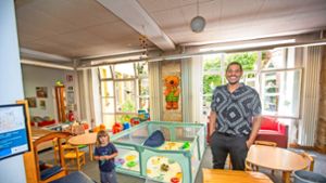 Stadtbücherei Esslingen geht auch in die Fläche: Kinderlaufstall zwischen Bücherregalen