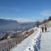 spaziergaenger bahnweg winter