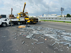 國道1號北向240.4公里處小貨車爆胎翻覆，車上貨物散落內、中線車道／警方提供