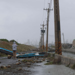 雲林縣台西鄉新興事業性海堤老舊脆弱難敵暴潮強浪，堤岸砌石、漂流木、垃圾溢入堤內水防道路／翻攝照片