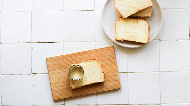 Cutter cutting rings of brioche