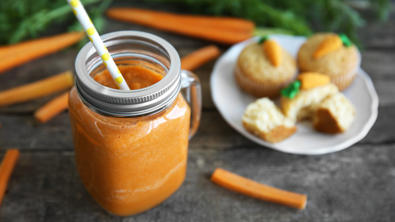 carrot cake smoothie with cupcakes