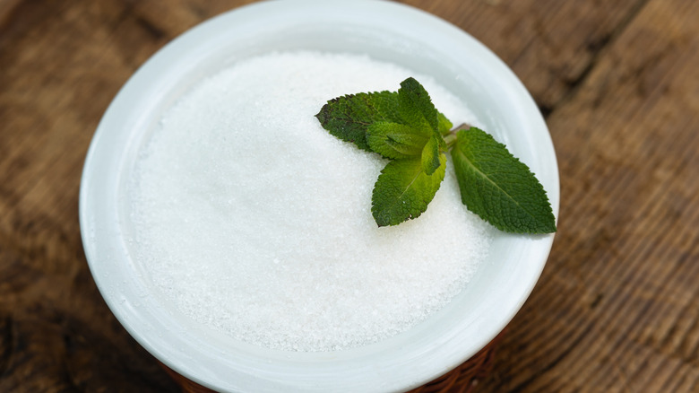 Xylitol with mint leaves