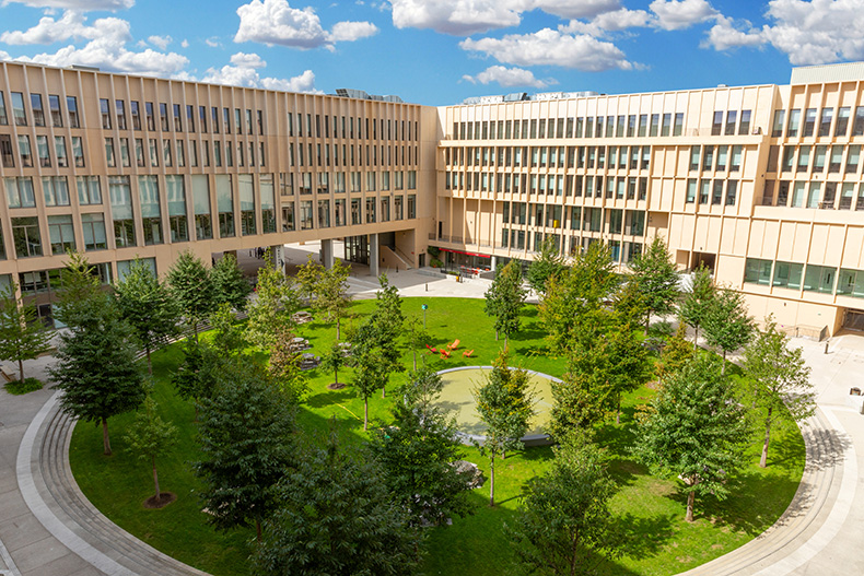 Vue sur patio du bâtiment de Télécom Paris