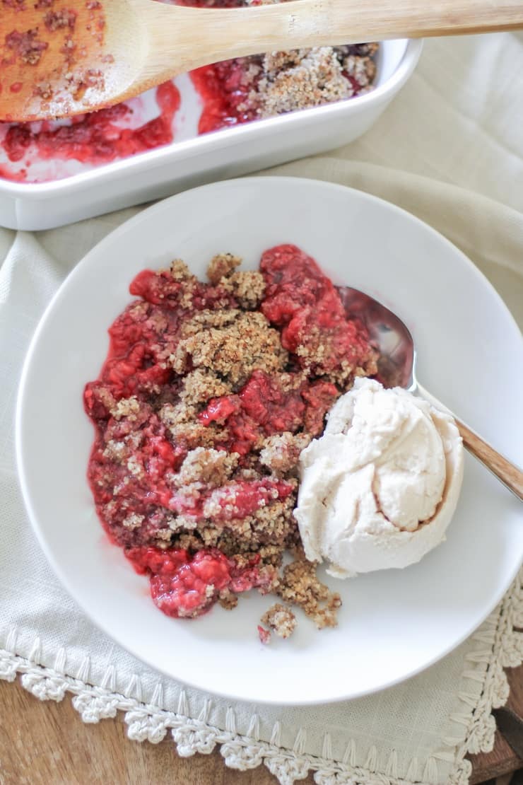 Paleo Raspberry Crumble - made with hazelnut or almond flour, coconut oil, and pure maple syrup, this grain-free treat is vegan and healthy!