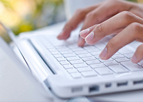 Manos escribiendo en un teclado elegante