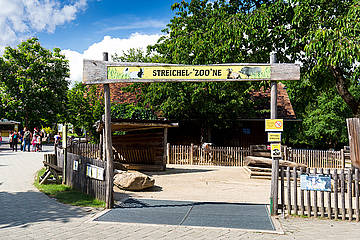 Eingang zum Streichelzoo in der Tierwelt Herberstein