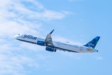 JetBlue Airways Airbus A321-231 takes off from Los Angeles international Airport