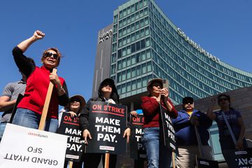 Strikers picketing outside the Grand Hyatt SFO 