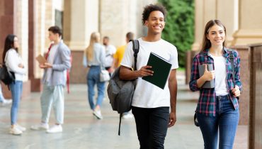 Juntos, escola e família devem ajudar na formação do pensamento crítico dos jovens. | Foto: Shutterstock