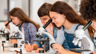 Aulas em laboratórios e visitas aos museus, por exemplo, podem aumentar a criatividade das crianças. | Foto: Shutterstock