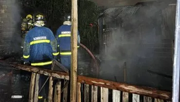 Incêndio em bairro de Curitiba deixa quatro casas destruídas