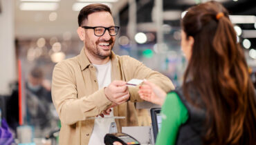 Descubra como funciona o pagamento com o saque-aniversário do FGTS nas lojas Balaroti | Foto: Shutterstock