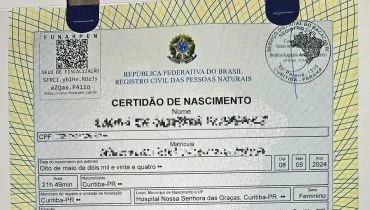 Imagem mostra uma certidão de nascimento, com os dados como nome e documentos desfocados para preservar a identidade da criança