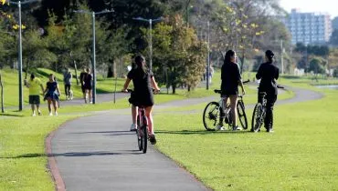 Sol a pino: sete formas criativas de curtir o calor em Curitiba