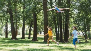 Crianças brincando no parque