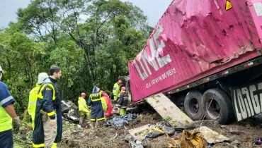 Motorista e proprietário de caminhão que bateu em van são denunciados por homicídio