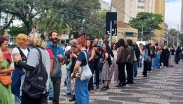 Imagem mostra uma fila no Centro de Curitiba