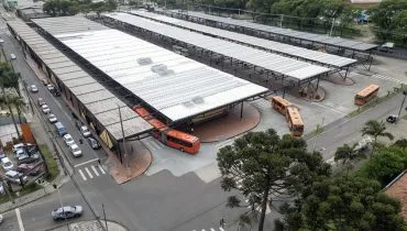 Terminal de Curitiba tem obra que bloqueia avenida e impacta trânsito em bairro