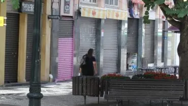 Na imagem, lojas fechadas na Calçadão da Rua XV, no Centro de Curitiba