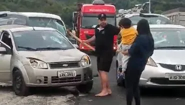 Homem tem ataque de fúria, destrói carros e ameaça motoristas com machado em Curitiba