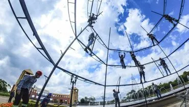 Cartão postal de Curitiba, Parque Tanguá ganha árvores girantes para o Natal 2024