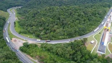 Caminhão com carga gigante percorre a BR-376 no sentido Curitiba nesta sexta