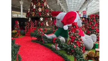 Enfeite de Natal cai em shopping de Curitiba durante temporal