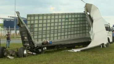 Caminhão tomba no Contorno Leste e complica o trânsito na Grande Curitiba