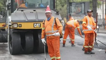 Trabalhador veste a touca do Noel e distribui 