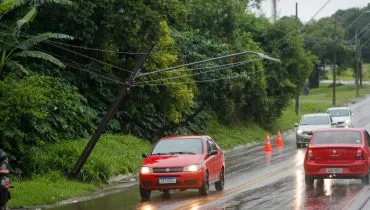 Poste é engolido por buraco às margens de rodovia em Curitiba