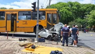 Ônibus sem freio faz arrastão no trânsito e esmaga carro em Curitiba