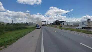 Acidente no Contorno Leste com carro incendiado no acostamento.