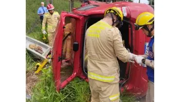 Mulher presa nas ferragens após acidente gravíssimo em bairro   gigante de Curitiba