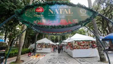 Na imagem, portal da feirinha de Natal em Curitiba