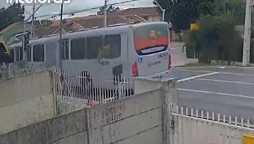 Vídeo mostra acidente entre ônibus em bairro de Curitiba