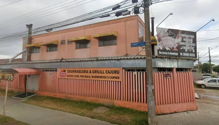 Imagem mostra a fachada de uma churrascaria em Curitiba.