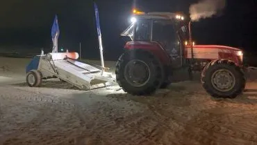 Trator com peneira gigante vai limpar praias do Paraná