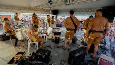 Só no modão! Policiais soltam a voz em shows no litoral do paraná; assista