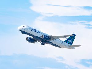 JetBlue Airways Airbus A320-232 takes off from Los Angeles international Airport