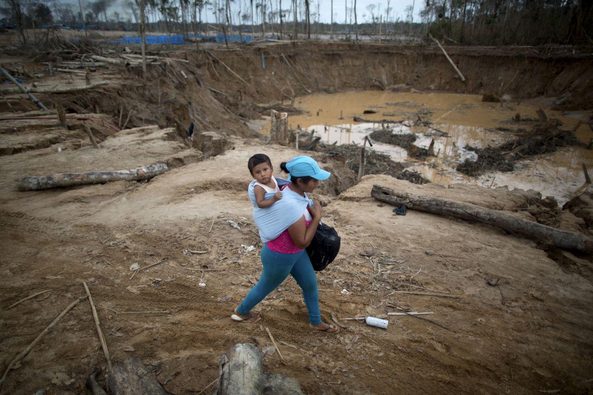 People leave a camp after a Peruvian police operation to destroy illegal gold mining camps in La Pampa, Peru, August 11, 2015. REUTERS/Sebastian Castaneda