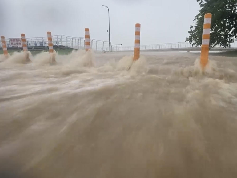 雨彈襲高雄 更勝莫拉克