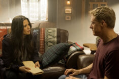 Meredith Garretson and Alan Tudyk in Resident Alien